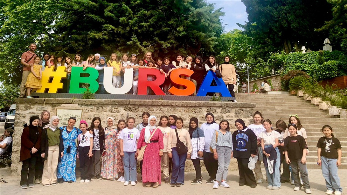 Okulumuz ortaokul öğrencileri, öğretmenlerimizle birlikte Bursa'ya günübirlik tur seyahati ile dolu dolu bir gün geçirdiler.